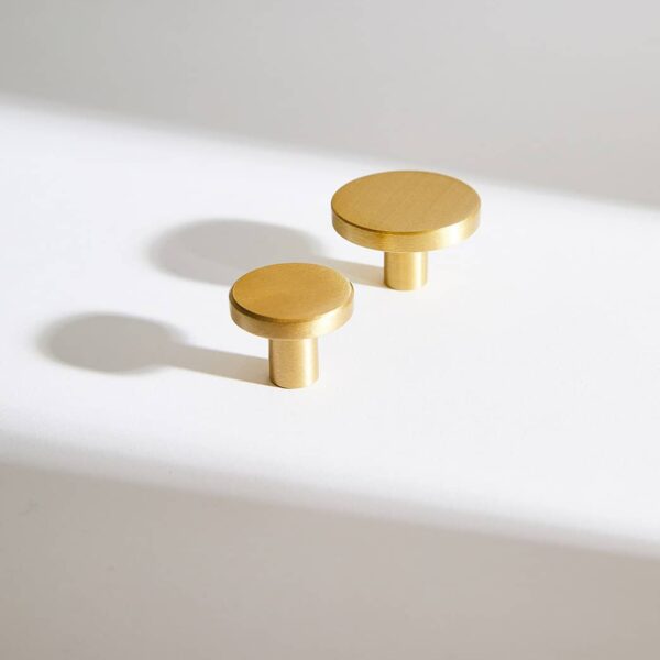 Moud Home rund knage i børstet messing Ø2,5 cm