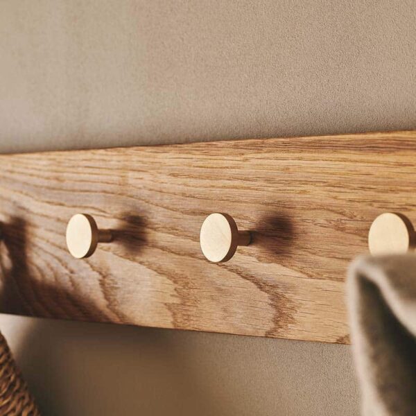 MOUD Home OAK egetræsknagerække 100 cm, med 8 messing knager