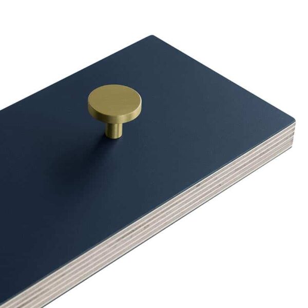 Color knagerække i træ i mørk blå med messing knager