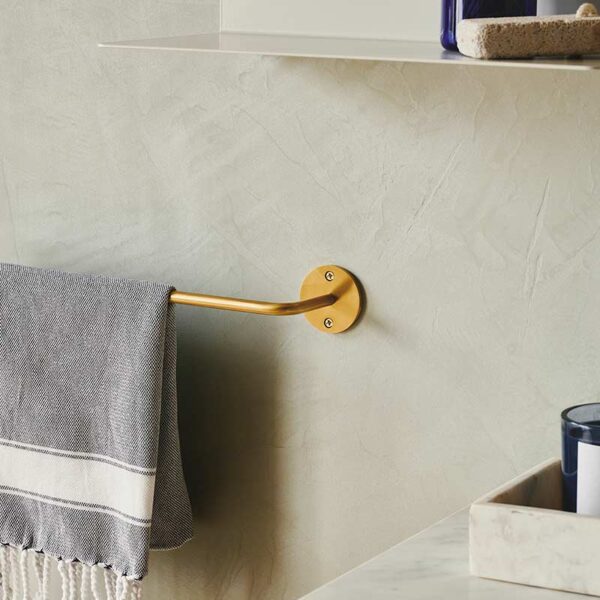 MOUD Home Detail hylde i beige metal med messing detaljer 40 cm lang