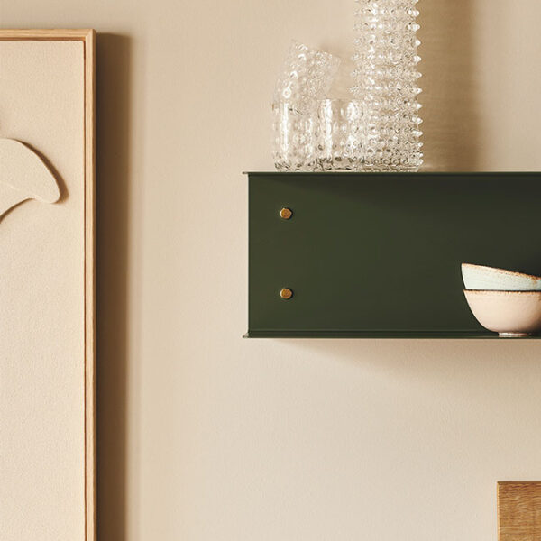 MOUD Home Detail hylde i grågrøn metal med messing detaljer 40 cm lang