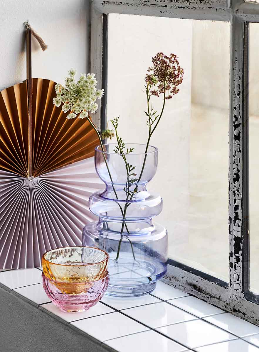 Se CURVE vase - lys lilla - 26 cm hos Moud Home
