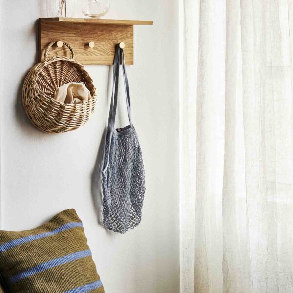 MOUD Home Dot knagerække med hylde i naturfarvet egetræ