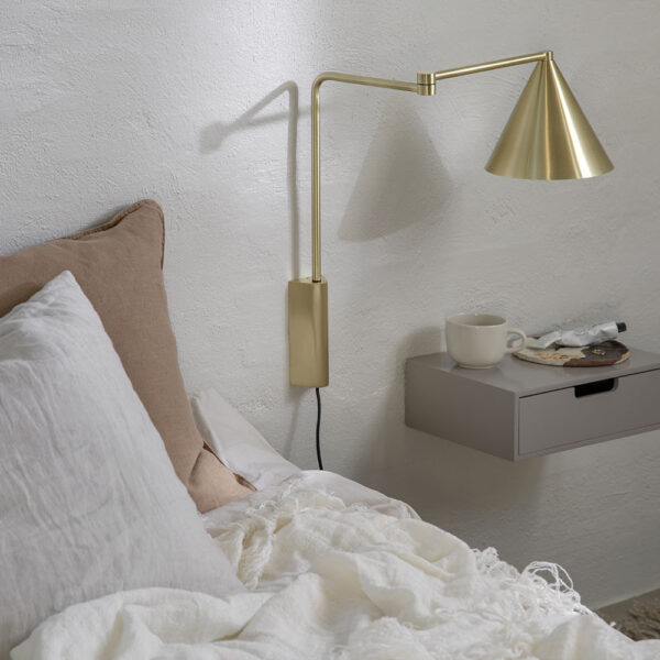 Moud Home Más væglampe i børstet messing med drejeligt beslag og arm.