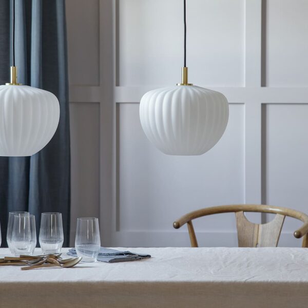 Moma pendel i hvid opal glas og messing