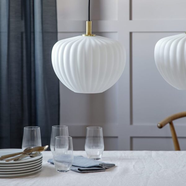 Moma pendel i hvid opal glas og messing