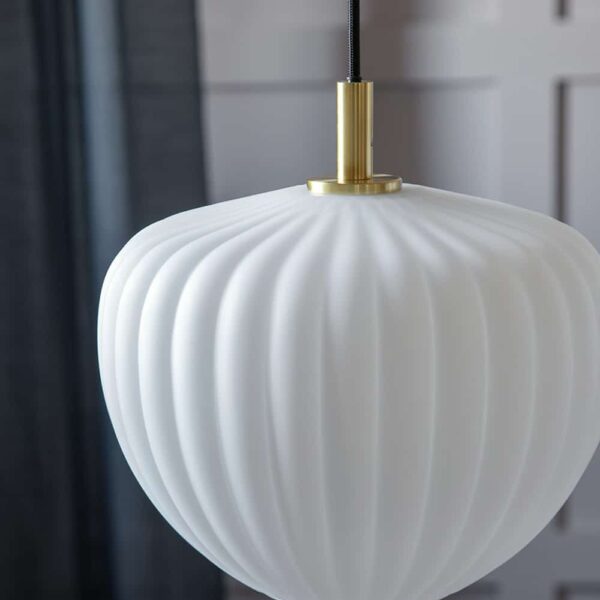Moma pendel i hvid opal glas og messing