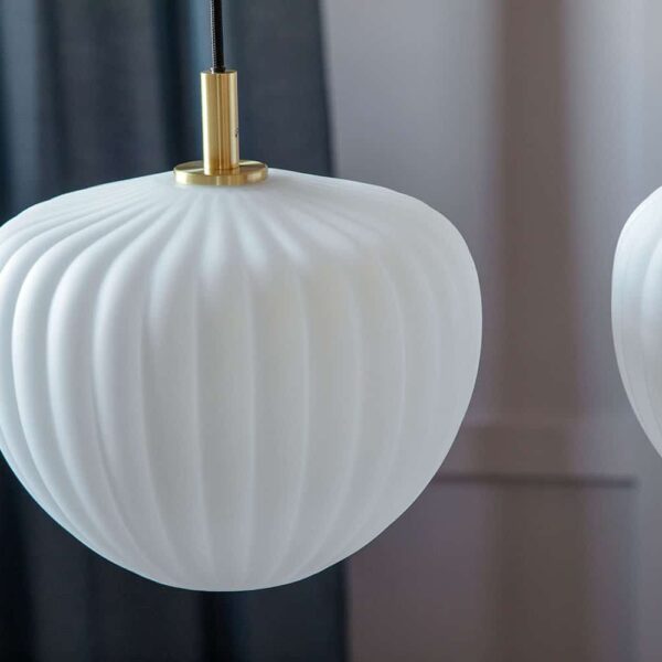 Moma pendel i hvid opal glas og messing