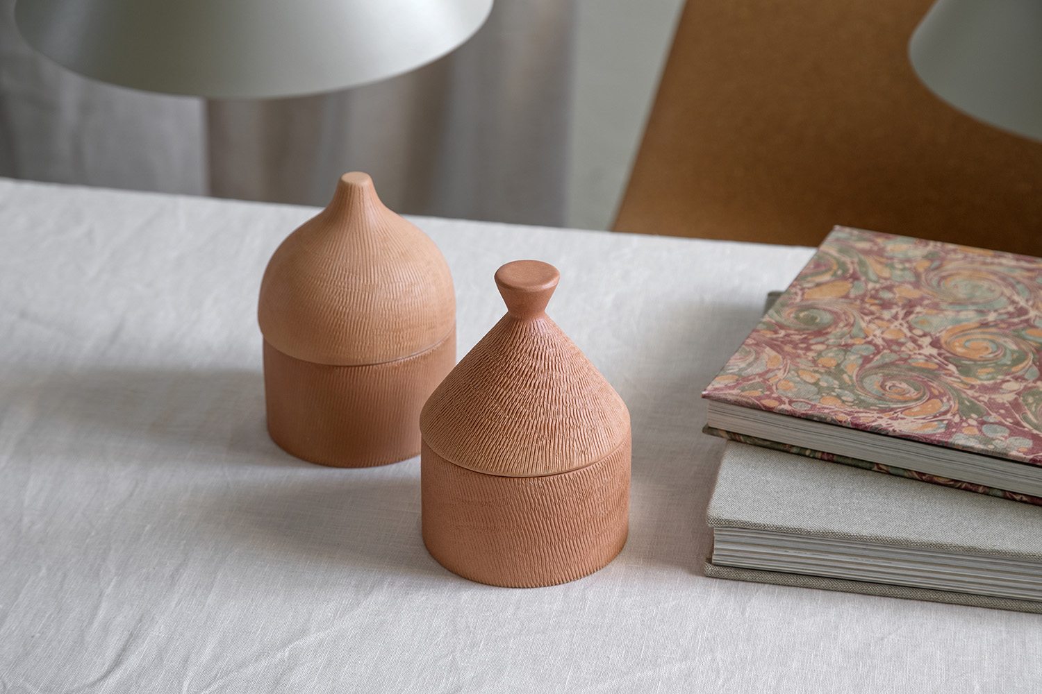 Se Rustic keramik krukke med låg - 14,5 cm hos Moud Home