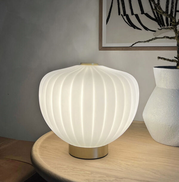 MOUD Home Moma bordlampe i hvid glas og børstet messing
