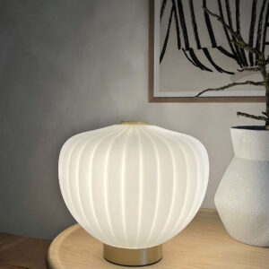 MOma bordlampe i hvidt opalglas med bølget kuppel og børstet messing base. Elegant design med blødt lys og luksuriøs messingfinish – perfekt til ethvert rum