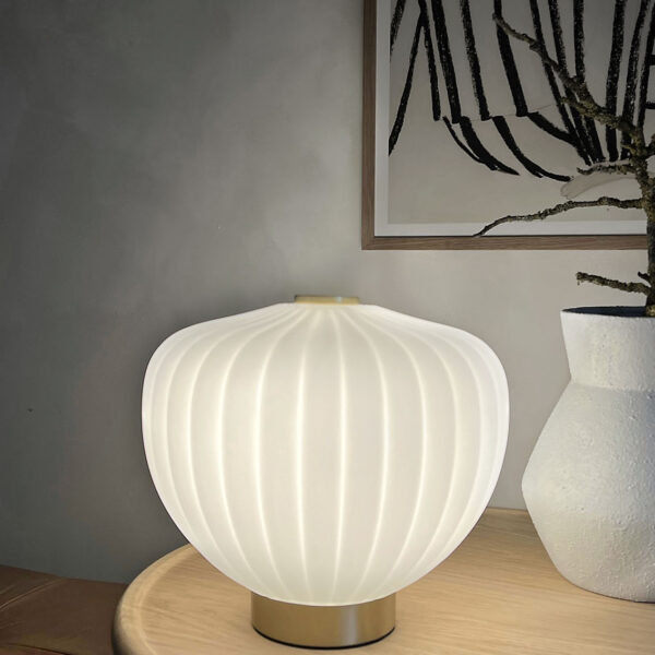 MOma bordlampe i hvidt opalglas med bølget kuppel og børstet messing base. Elegant design med blødt lys og luksuriøs messingfinish – perfekt til ethvert rum