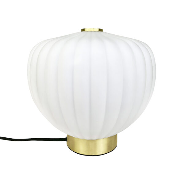 MOma bordlampe i hvidt opalglas med bølget kuppel og børstet messing base. Elegant design med blødt lys og luksuriøs messingfinish – perfekt til ethvert rum
