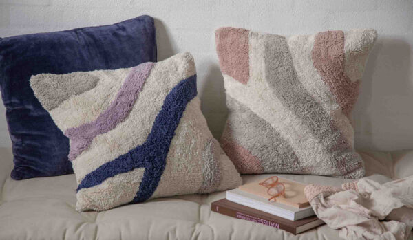 MOUD Home Flow pudebetræk 50x50 cm i beige, lilla blå og brun