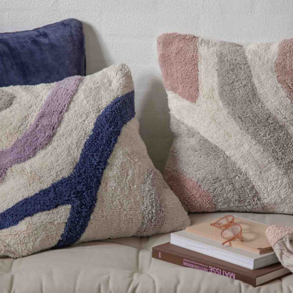 MOUD Home Flow pudebetræk 50x50 cm i beige, lilla blå og brun