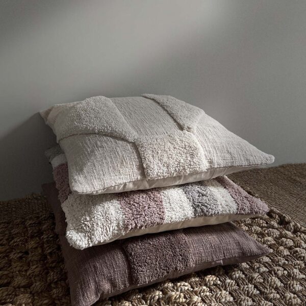 MOUD Home Flow pudebetræk 50x50 cm i beige, grå og brun. Tuftet pudebetræk.