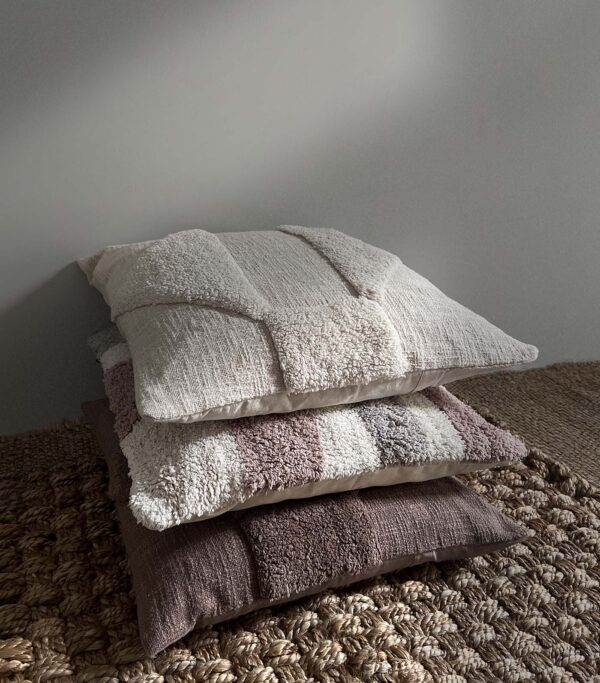 MOUD Home Flow pudebetræk 50x50 cm i beige, grå og brun. Tuftet pudebetræk.