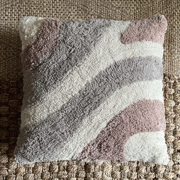 MOUD Home Flow pudebetræk 50x50 cm i beige, grå og brun. Tuftet pudebetræk.