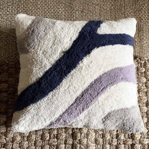MOUD Home Flow pudebetræk 50x50 cm i beige, lilla og blå. Tuftet pudebetræk.