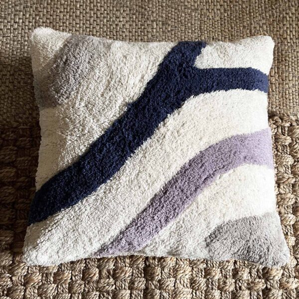 MOUD Home Flow pudebetræk 50x50 cm i beige, lilla og blå. Tuftet pudebetræk.