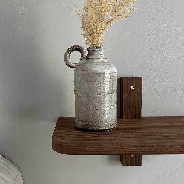 MOUD Home Nord hylde i massiv termo ask med messing skruer