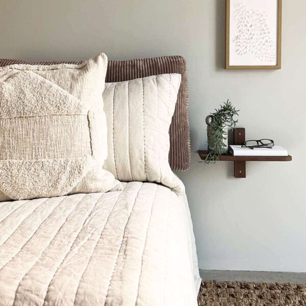 MOUD Home Nord hylde i massiv termo ask med messing skruer