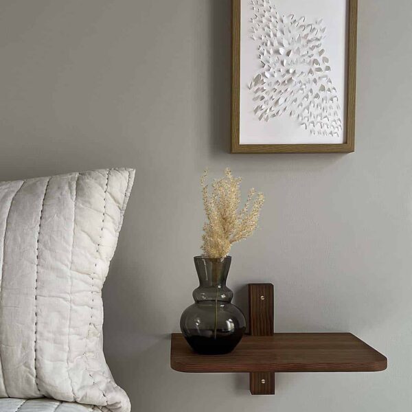 MOUD Home Nord hylde i massiv termo ask med messing skruer