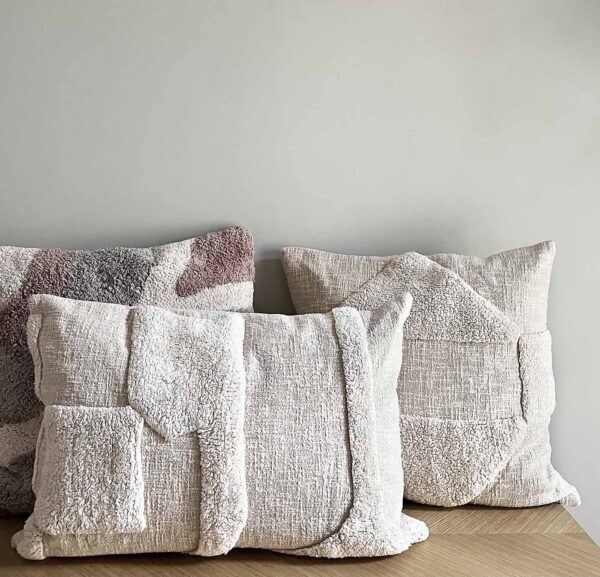 MOUD Home kala pudebetræk 40x60 cm i lys beige. Tuftet pudebetræk.