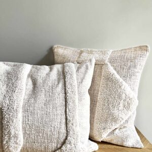 MOUD Home kala pudebetræk 50x50 cm i lys beige. Tuftet pudebetræk.