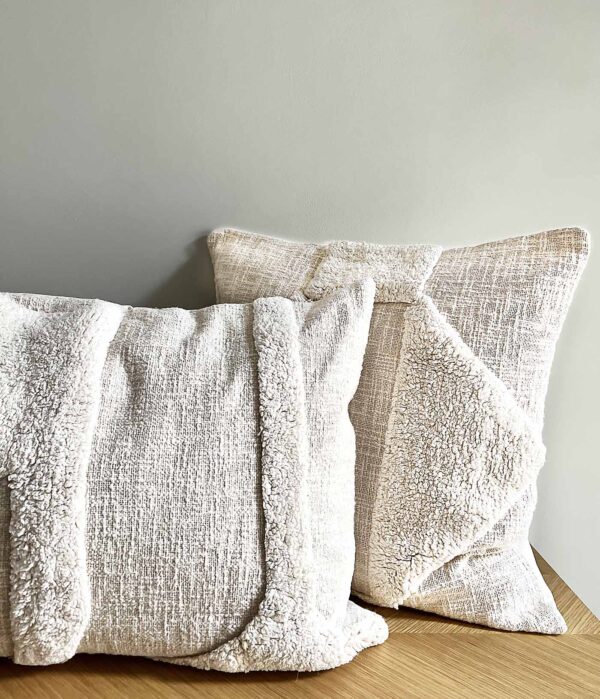 MOUD Home kala pudebetræk 50x50 cm i lys beige. Tuftet pudebetræk.