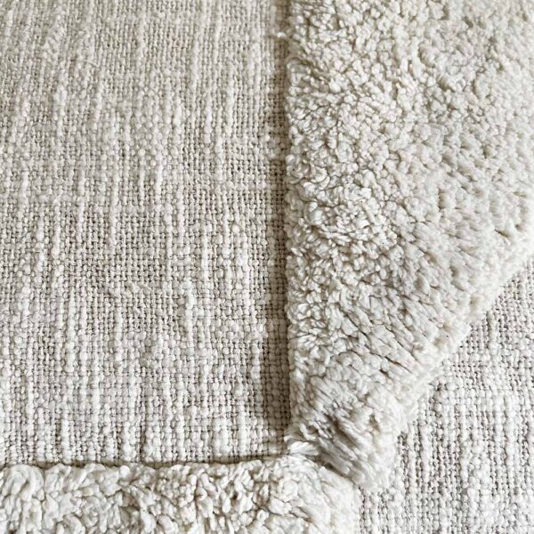 MOUD Home kala pudebetræk 50x50 cm i lys beige. Tuftet pudebetræk.