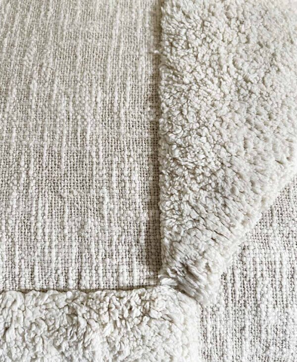 MOUD Home kala pudebetræk 50x50 cm i lys beige. Tuftet pudebetræk.