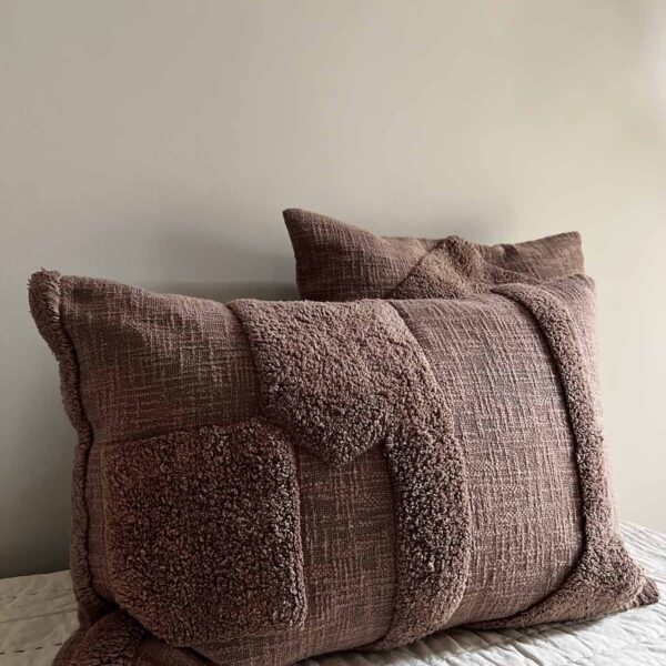 MOUD Home kala pudebetræk 40x60 cm i brun. Tuftet pudebetræk.