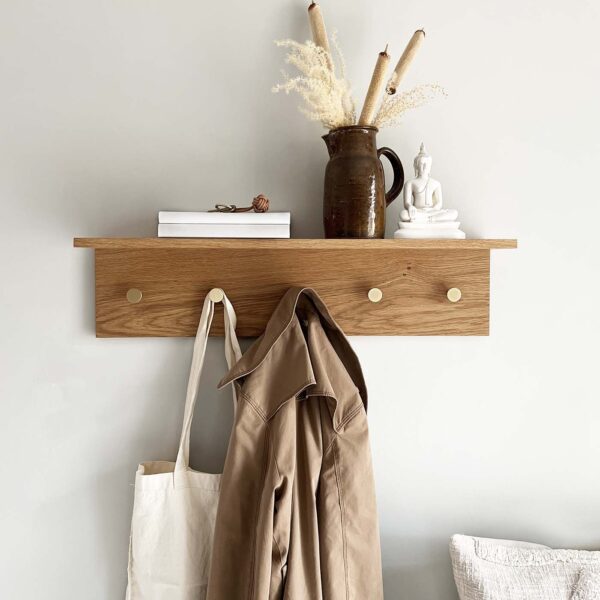 MOUD Home Fjord knagerække med hylde i egetræ og messing knager