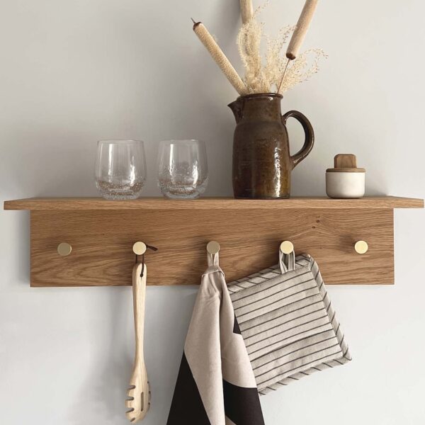 MOUD Home Fjord knagerække med hylde i egetræ og messing knager