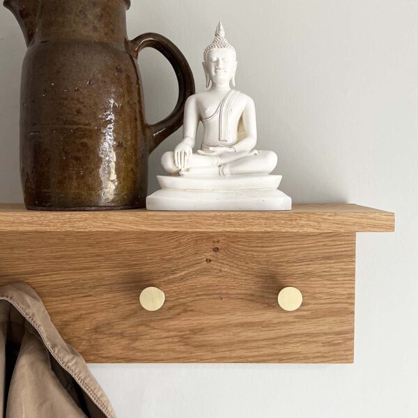 MOUD Home Fjord knagerække med hylde i egetræ og messing knager