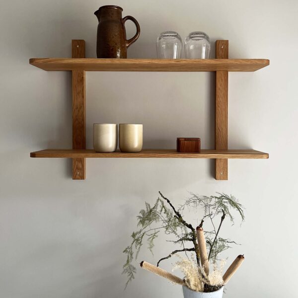 MOUD Home Nord hylde i egetræ 80 cm bred. Reol i egetræ med 2 hylder.