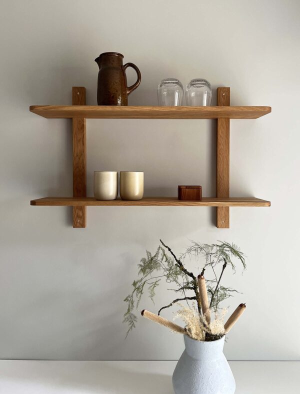 MOUD Home Nord hylde i egetræ 80 cm bred. Reol i egetræ med 2 hylder.