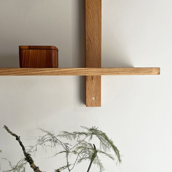 MOUD Home Nord hylde i egetræ 80 cm bred. Reol i egetræ med 2 hylder.
