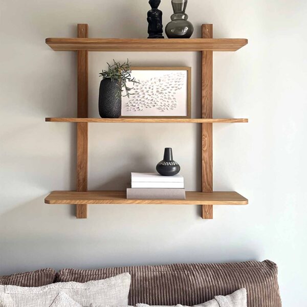 MOUD Home Nord hylde i egetræ 80 cm bred. Reol i egetræ med 3 hylder.