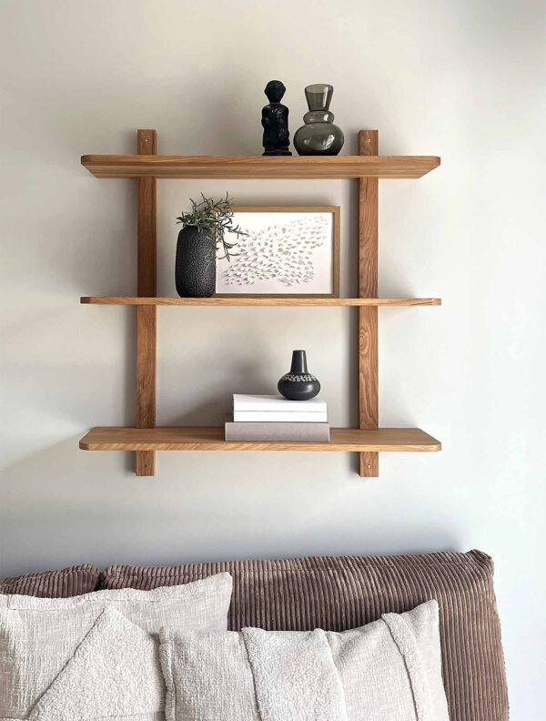 MOUD Home Nord hylde i egetræ 80 cm bred. Reol i egetræ med 3 hylder.