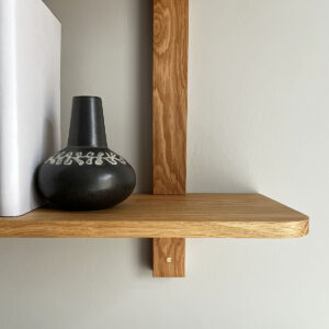 MOUD Home Nord hylde i egetræ 80 cm bred. Reol i egetræ med 3 hylder.