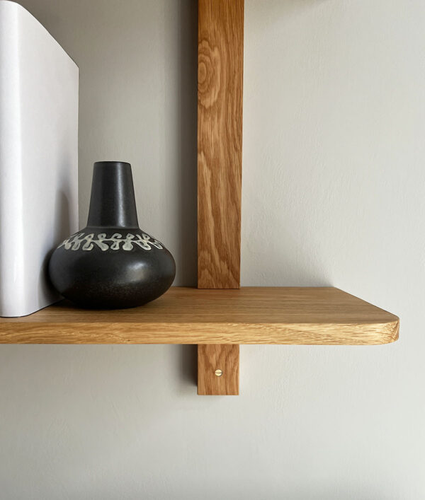 MOUD Home Nord hylde i egetræ 80 cm bred. Reol i egetræ med 3 hylder.
