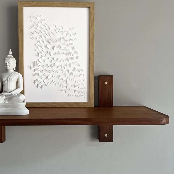 MOUD Home Nord hylde i massiv termo ask med messing skruer. 60 cm