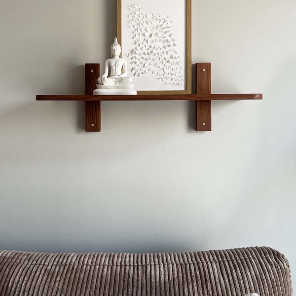 MOUD Home Nord hylde i massiv termo ask med messing skruer. 60 cm