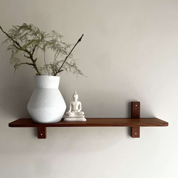 MOUD Home Nord hylde i massiv termo ask med messing skruer. 80 cm.