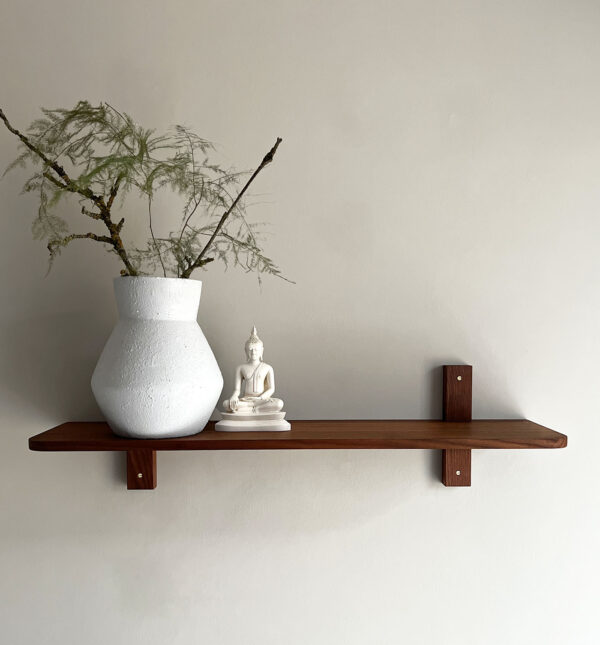 MOUD Home Nord hylde i massiv termo ask med messing skruer. 80 cm.