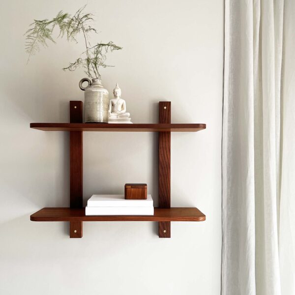 MOUD Home Nord hylde i massiv termo ask med messing skruer. Med 2 hylder - 60 cm lange.