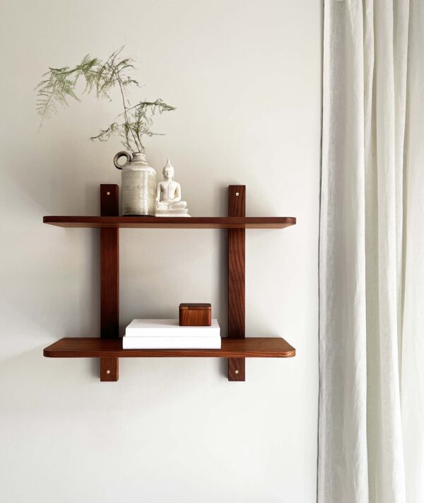 MOUD Home Nord hylde i massiv termo ask med messing skruer. Med 2 hylder - 60 cm lange.