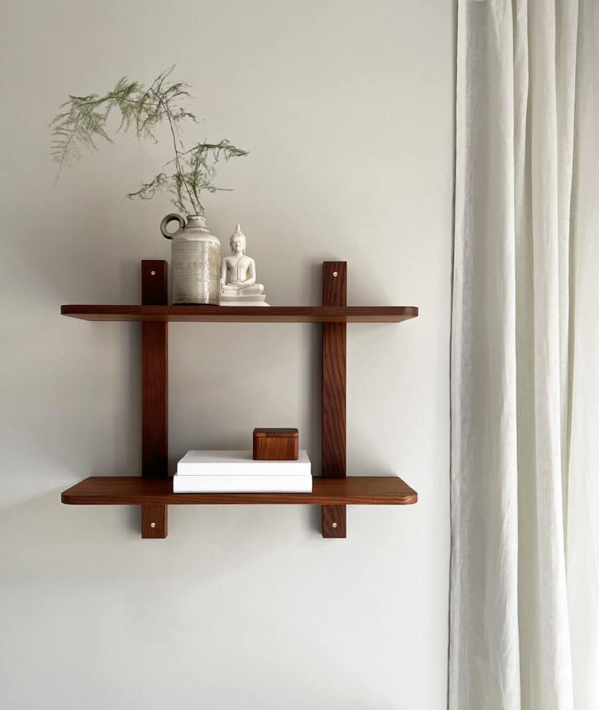 MOUD Home Nord hylde i massiv termo ask med messing skruer. Med 2 hylder - 60 cm lange.